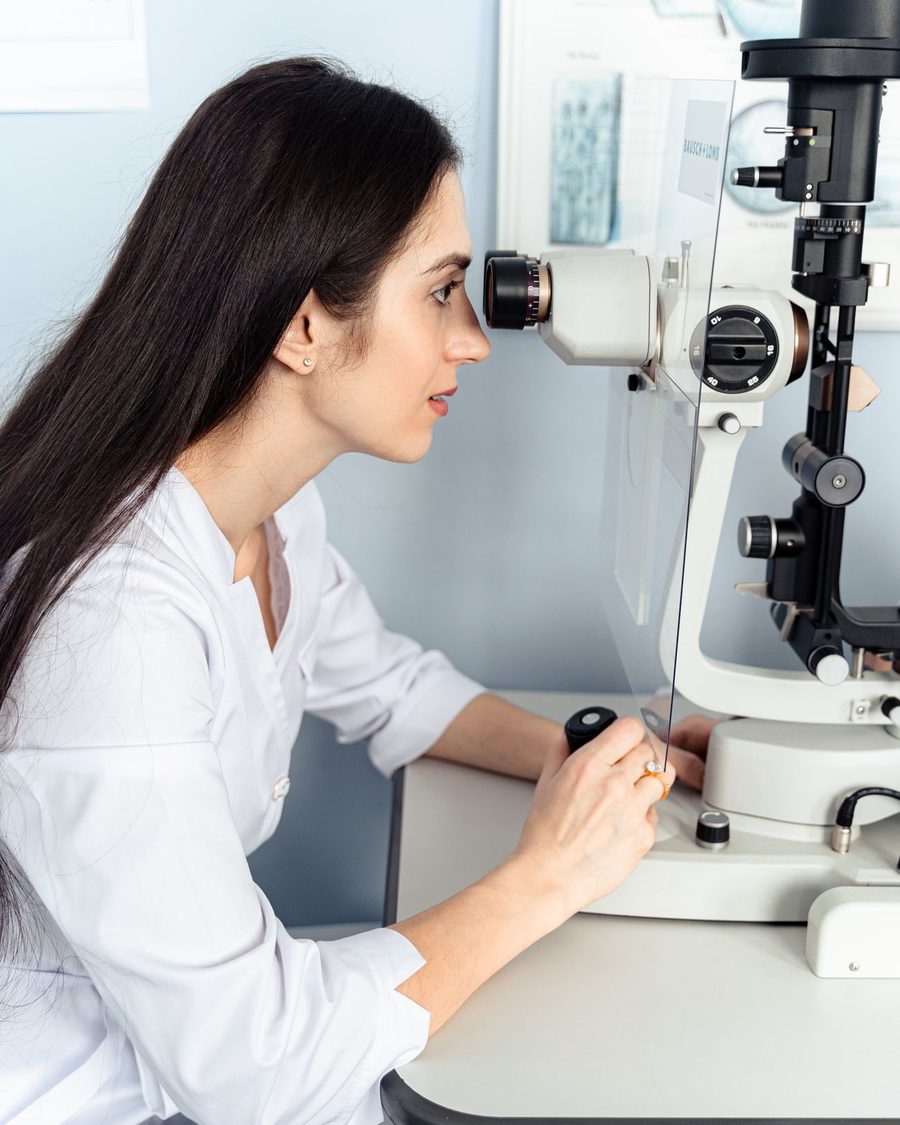 Optometrista da SOS Visão realizando uma avaliação visual em equipamento de exame